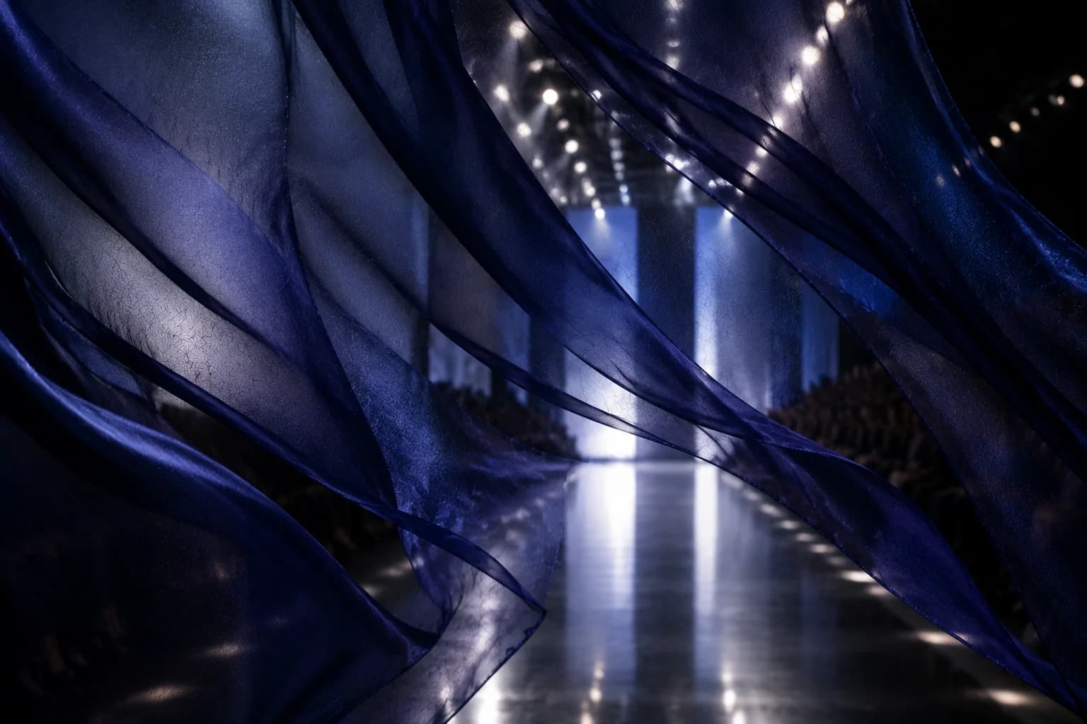 Boudoir: la seduzione discreta di Armani Privé (e come portarla)