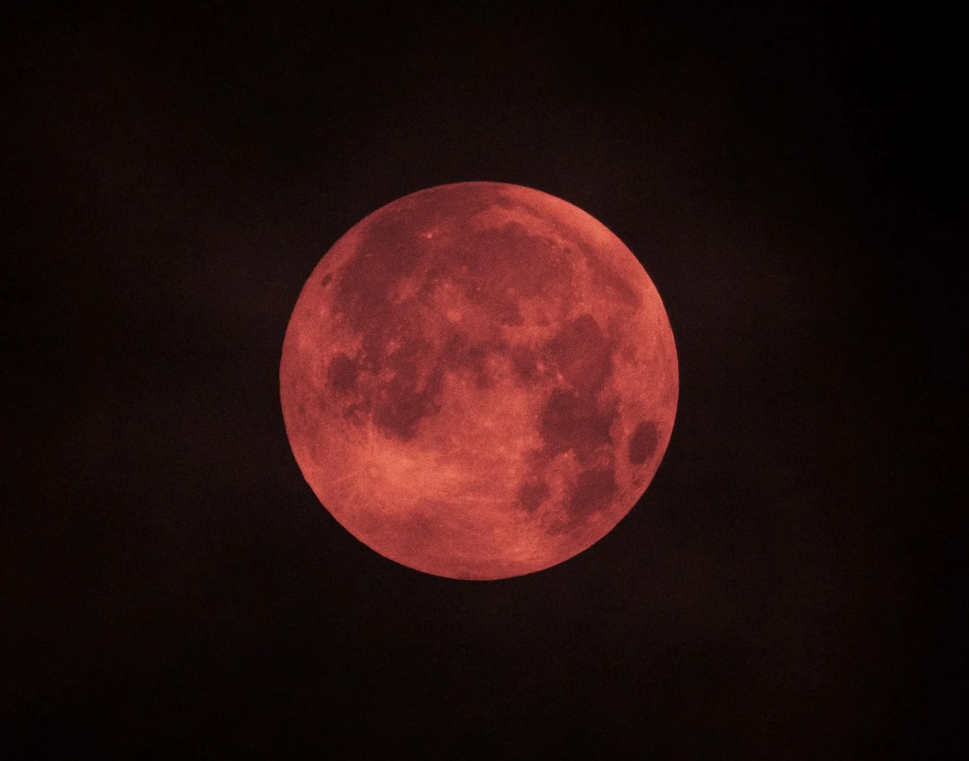 Eclissi di Luna del 28 agosto: come vederla, fotografarla e farne un set da sogno