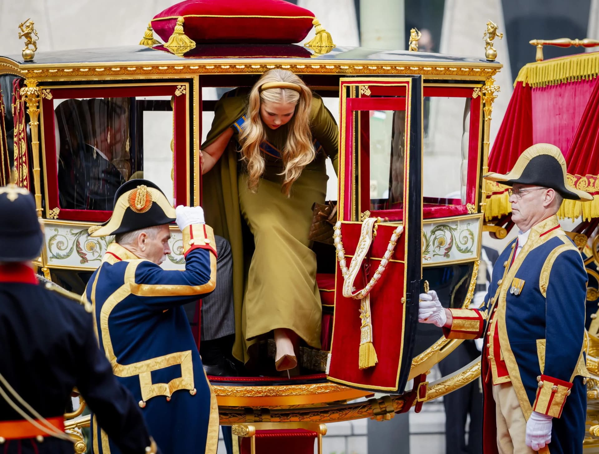 Cerchietto al posto del cappello: la mossa di Amalia d’Olanda e come copiarla