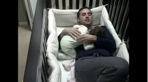 Papà-dorme-in-culla-con-la-bambina-per-farla-addormentare