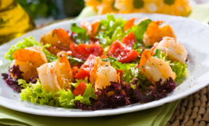 insalata-riccia-gamberoni-pomodorini-e-sesamo