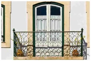Balcone tristi senza piante
