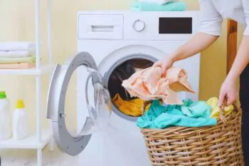 Come togliere l'odore di sudore dai vestiti