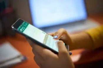trucco whatsapp per scrivere lettere colorate nei messaggi
